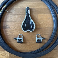 ロードバイク　サドル、ペダル、タイヤの画像