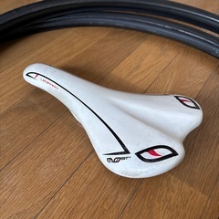 ロードバイク　サドル、ペダル、タイヤの画像