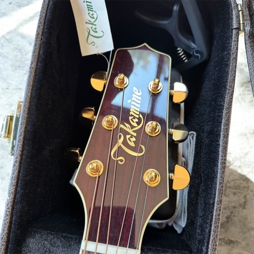 Takamineアコースティックギター、タグとケース付き、状態良好。