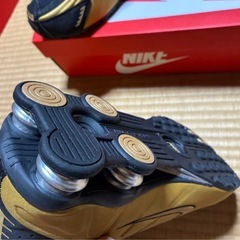 受け取りが早い方優先‼️ NIKE ショックス r4 28cm ゴールド×ブラックの画像