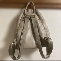 ベージュのリュックの画像