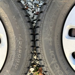 【㊗️ご成約🎊】【軽自動車用 145/80R13 オールシーズンタイヤ スノータイヤ GOOD YEAR Vector 4Seasons Hybrid M+S  MADE IN JAPAN スチールホイール付き 4本セット 】平成24年式 L375S型 タント グレード：X から取り外しました。＊ご不要なホイール等、自動車部品と交換可能な場合もありますのでお気軽にお問い合わせください。の画像