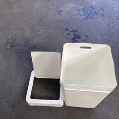 フタ付きゴミ箱の画像