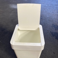 フタ付きゴミ箱の画像