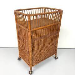 ss8183　ラタン製 ランドリーバスケット キャスター付き 扉付 上籠付 ブラウン 籐製 洗濯物カゴ 洗濯物入れ 洗面 洗濯 レトロ家具 ナチュラル アジアン ランドリーラック 中古の画像