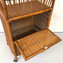 ss8183　ラタン製 ランドリーバスケット キャスター付き 扉付 上籠付 ブラウン 籐製 洗濯物カゴ 洗濯物入れ 洗面 洗濯 レトロ家具 ナチュラル アジアン ランドリーラック 中古の画像