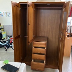 サ2512-142 ワードローブクローゼット 3枚扉 引き出し4段 キズ汚れはがれ有りの画像