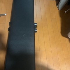 ダンベルとトレーニングベンチの画像