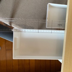 机と椅子のセットの画像