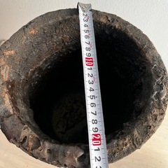 重厚感のある中型植木鉢の画像