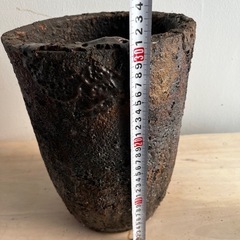 重厚感のある中型植木鉢の画像