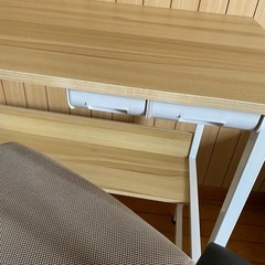 机と椅子のセットの画像