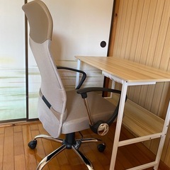 机と椅子のセットの画像