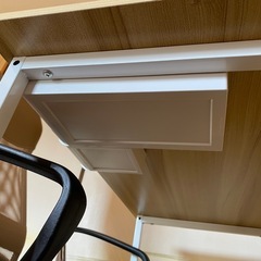 机と椅子のセットの画像