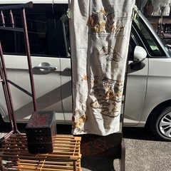 和物姿見、3段小物入れ、着物掛け(木彫り)の画像