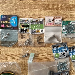 ネジ、ステー、など部品の画像