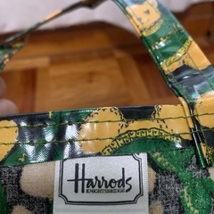 イギリス王室御用達　Harrows クマ柄　ビニールトートバッグの画像