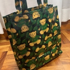 イギリス王室御用達　Harrows クマ柄　ビニールトートバッグの画像