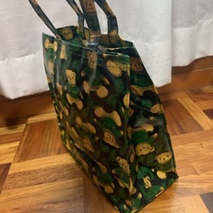 イギリス王室御用達　Harrows クマ柄　ビニールトートバッグの画像