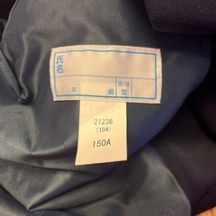 小学校の標準服と長袖セーターの画像