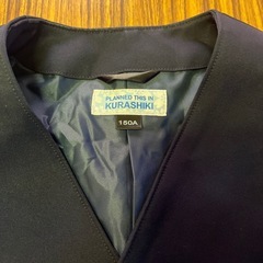 小学校の標準服と長袖セーターの画像