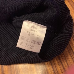 小学校の標準服と長袖セーターの画像