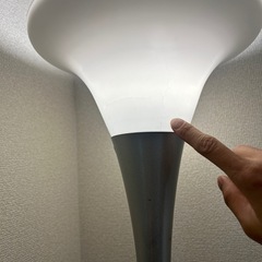 おしゃれ間接照明シルバーフロアライト／寝室・リビングに／電球4本付の画像