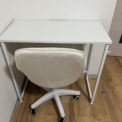 デスクとチェアセットの画像