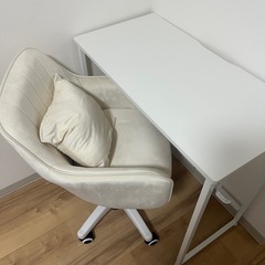デスクとチェアセットの画像