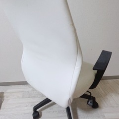白いイス  キャスター付きの画像