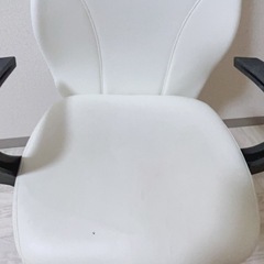 白いイス  キャスター付きの画像