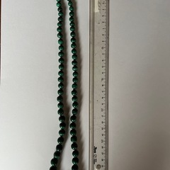 緑のネックレスの画像