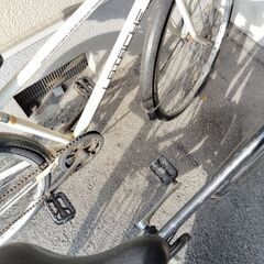 ブリジストン自転車ともうひとつは前後タイヤ空気ぬけてるかパンクしてるか分かりません自転車２台と未使用空気入れセットです。自宅近まで取りに来られる方。両方変速ギア付き。の画像