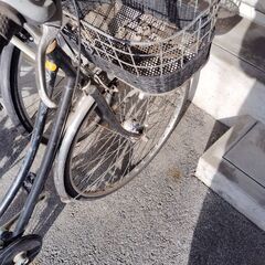 ブリジストン自転車ともうひとつは前後タイヤ空気ぬけてるかパンクしてるか分かりません自転車２台と未使用空気入れセットです。自宅近まで取りに来られる方。両方変速ギア付き。の画像