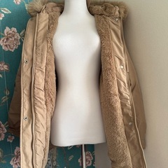 ✴︎ボリュームファー付き✴︎ドロスト ダウンジャケット✴︎ベージュの画像