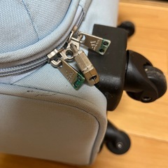 無料　adidas スーツケースの画像