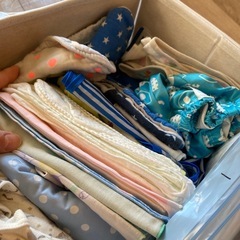 ベビー用品 まとめ売り　ロンパース スタイ おむつ替えシート ガーゼ 枕 肌着 パンツ シャツの画像