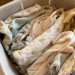 ベビー用品 まとめ売り　ロンパース スタイ おむつ替えシート ガーゼ 枕 肌着 パンツ シャツの画像