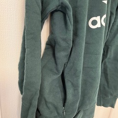 adidasパーカーの画像