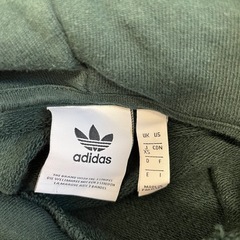 adidasパーカーの画像