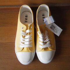 BiURA  レディーススニーカー コーンイエロー  23.5cm  新品未使用タグ付き 小難あり品の画像