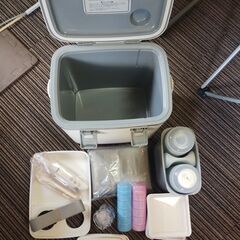 アウトドアの3点セット「ピクニックボックス(宝くじ景品)＋アームチェア(SOUTH FIELD₎＋寝袋(LOGS) 」の画像