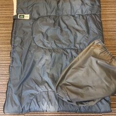 アウトドアの3点セット「ピクニックボックス(宝くじ景品)＋アームチェア(SOUTH FIELD₎＋寝袋(LOGS) 」の画像