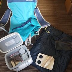 アウトドアの3点セット「ピクニックボックス(宝くじ景品)＋アームチェア(SOUTH FIELD₎＋寝袋(LOGS) 」の画像