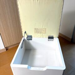 収納庫付き椅子の画像