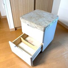 収納庫付き椅子の画像