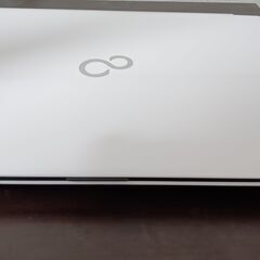 綺麗　富士通　高年式高性能Ryzen3搭載 高速SSD240G　メモリ8G　薄型スリム　テンキー　フルHD大画面15.6インチ　薄型軽量モデル　カメラ内蔵　HDMI出力　USB3.0 Wifi対応の画像