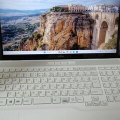 綺麗　富士通　高年式高性能Ryzen3搭載 高速SSD240G　メモリ8G　薄型スリム　テンキー　フルHD大画面15.6インチ　薄型軽量モデル　カメラ内蔵　HDMI出力　USB3.0 Wifi対応の画像