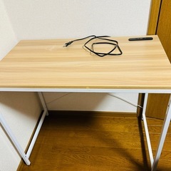 シンプルデスク 木目調 × ホワイトフレームの画像