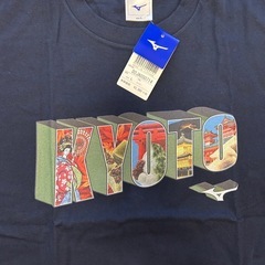 製品タグ付き未使用品ミズノMizunoメンズ半袖Tシャツ男性用紳士服サイズL胸囲96-104センチ身長170-180センチ綿コットン100％ネイビーnavy紺色系定価4,180円税込みロゴKYOTO肩幅約49センチ袖丈約21センチ身幅約53センチ着丈約68.5の画像